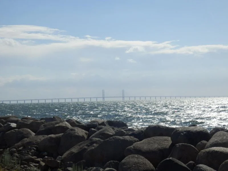 „MOST NAD SUNDEM” – kilku reżyserów