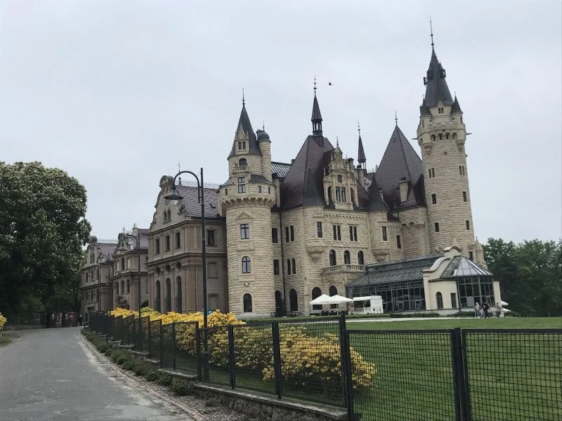 BAJKOWY PAŁAC W MOSZNEJ