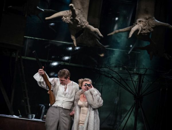 „NIE-BOSKA KOMEDIA. WSZYSTKO POWIEM BOGU” – spektakl Teatru Starego. Monika Strzępka, Paweł Demirski.